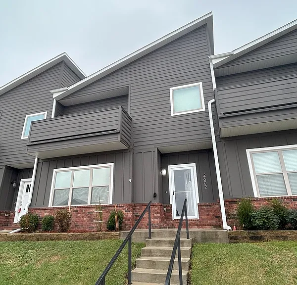 2602 N Ward Dr — Photo 1
