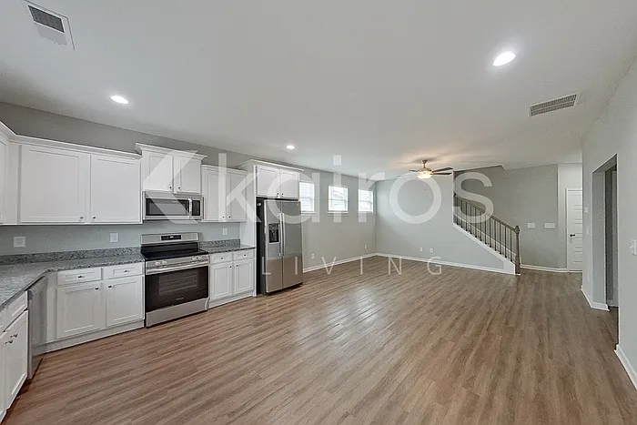 4 bed, 2.5 bath, 1923 sqft, $2,195 — Photo 4