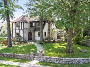 60 Echo Ln, Larchmont, NY 10538