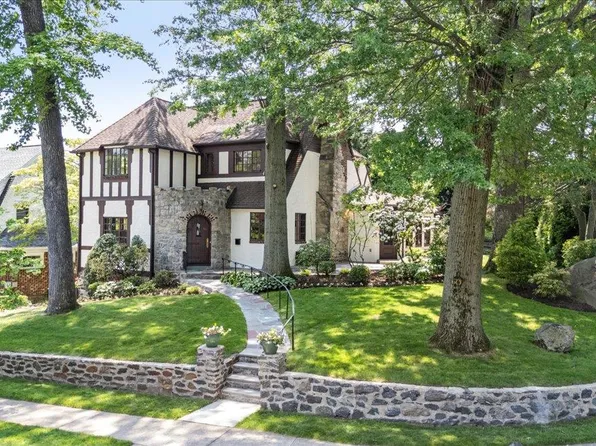 60 Echo Lane, Larchmont, NY 10538