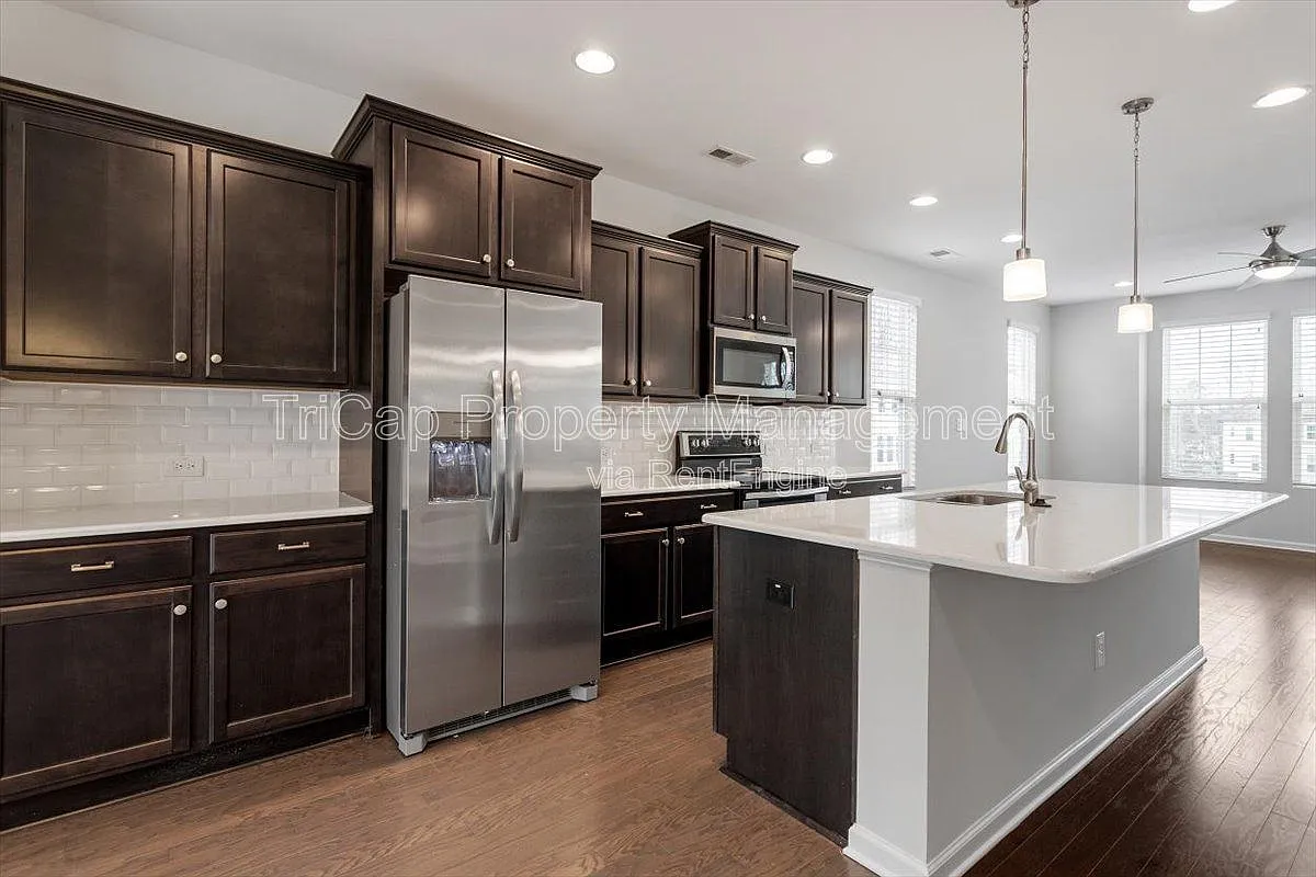 3 bed, 3.0 bath, 1963 sqft, $1,950 — Photo 1