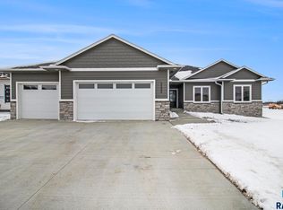 5505 E Morningside Cir, Sioux Falls, SD 57110