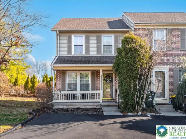579 Ponds Edge Ln, Allentown, PA 18104