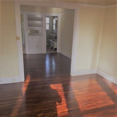 2nd image of 506 33rd St APT 1