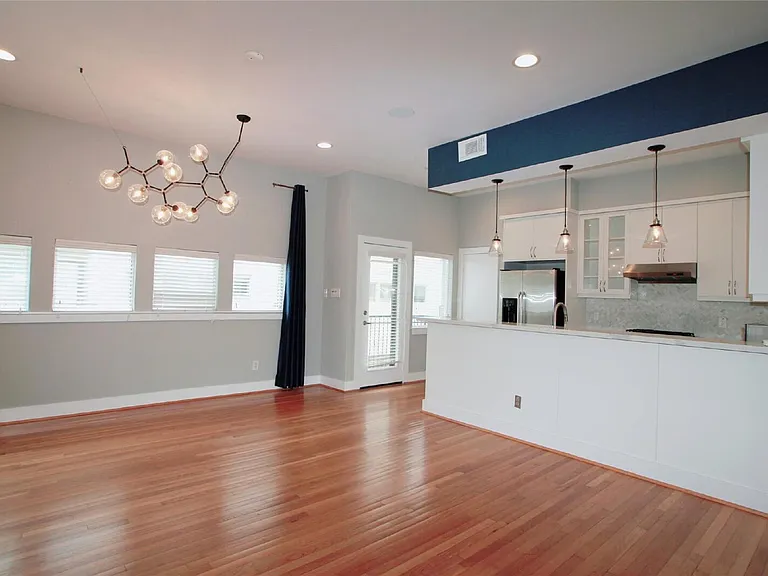 4701 Caroline St — Photo 8