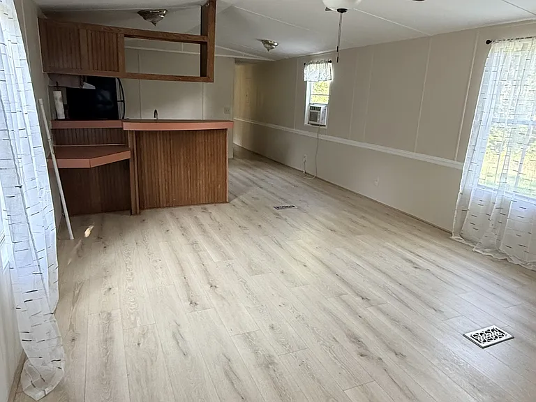 284 Speedway Dr — Photo 2