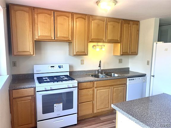 4th image of 10 Greystone Dr
