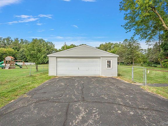 5th image of 5011 Cecelia Ann Ave