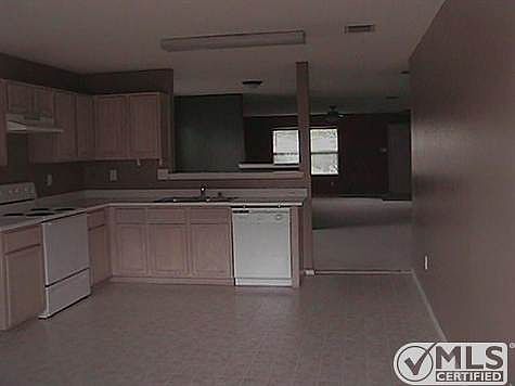 3rd image of 2229 Chestnut Dr