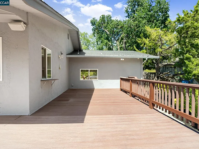 1021 Windsor Dr — Photo 13