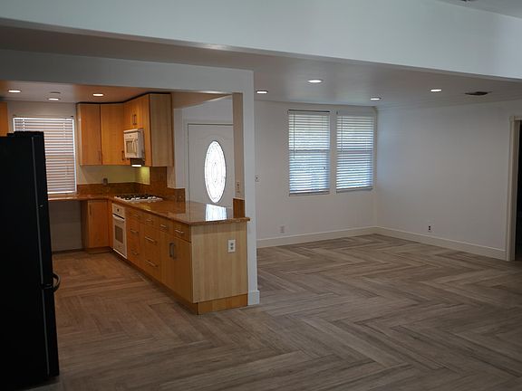 5th image of 7857 Louise Ave