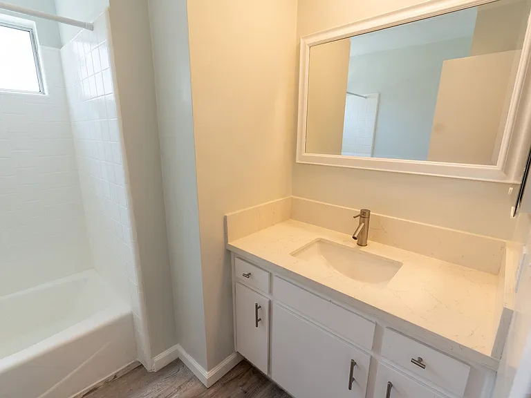 1635 North Martel Avenue — Photo 10