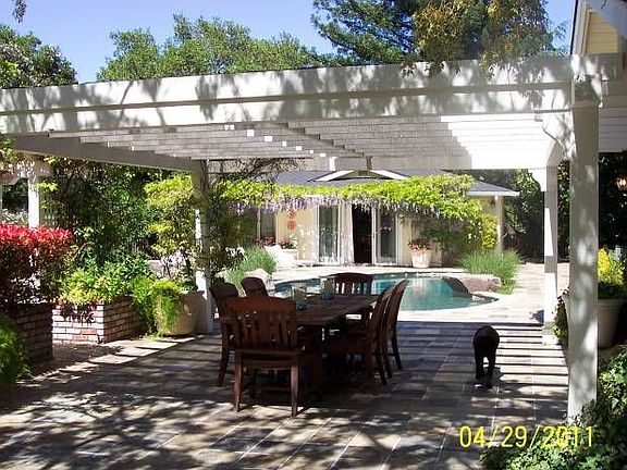 Outdoor Dining & Pool