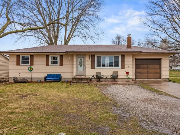 415 3rd St NW, Mitchellville, IA 50169
