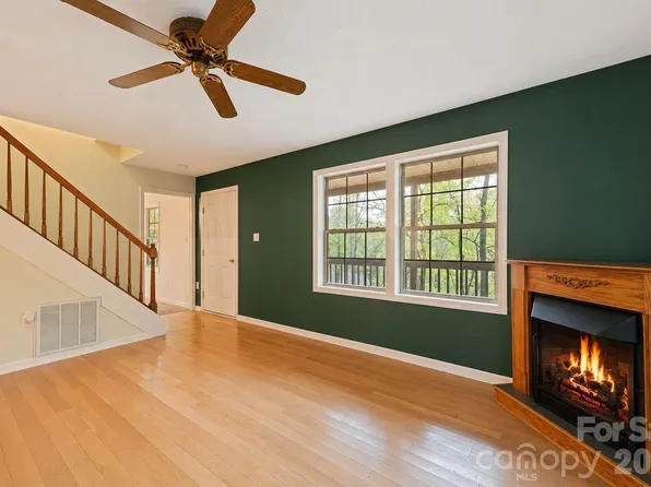 42 Greenview Dr, Maggie Valley, NC 28751