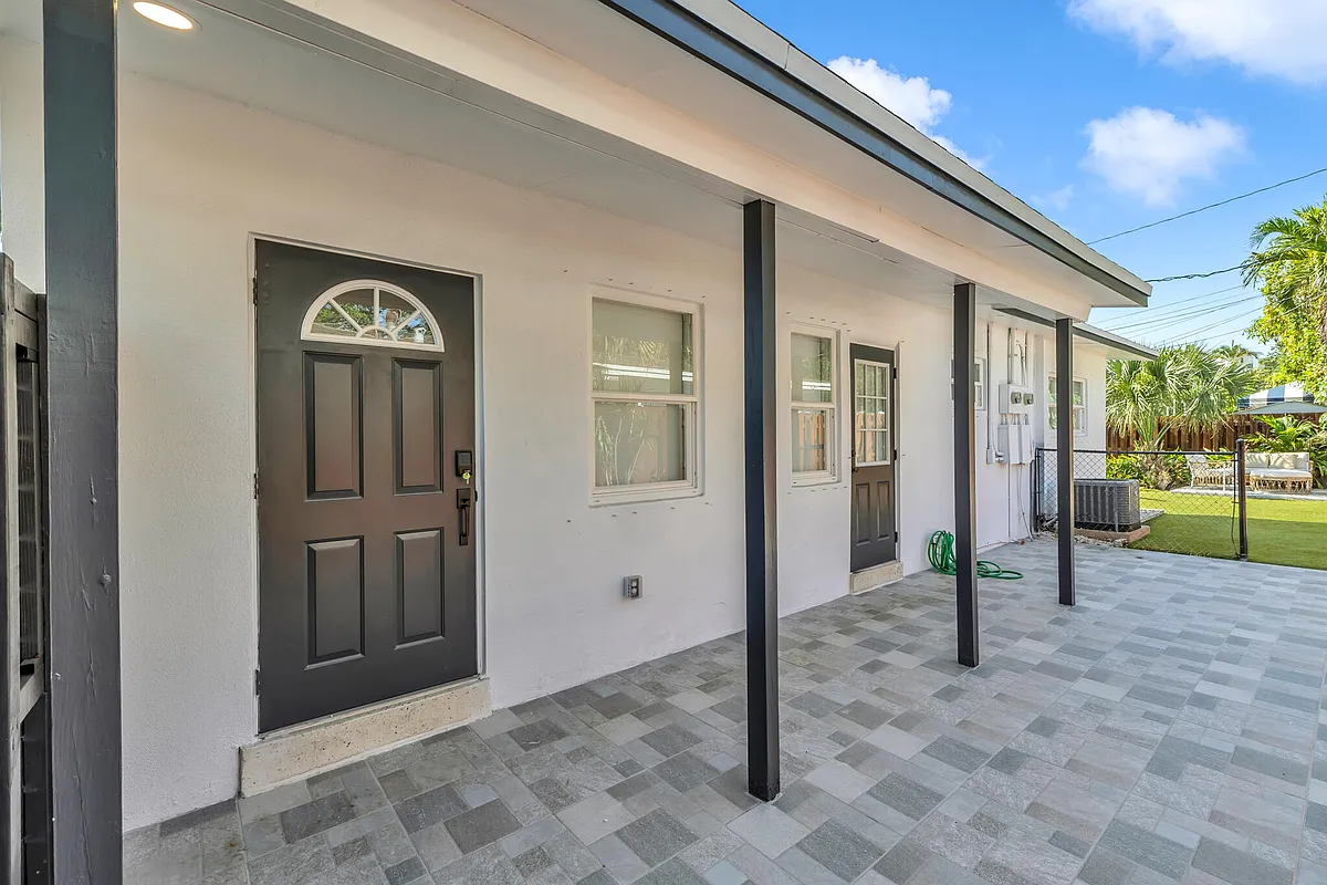 Photo 2 of 18 - 2412 NE 4th St #W - Pompano Beach, FL Building Photo - 2412 NE 4th St #W