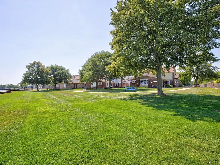 26070 N Lake Dr — Photo 4