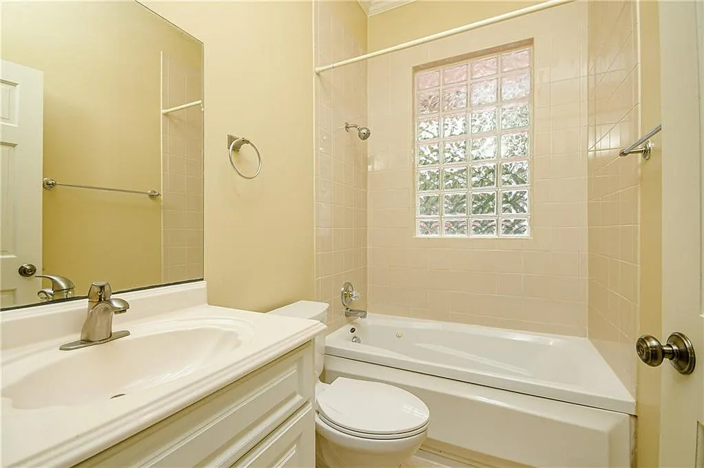 2 bed, 2.0 bath, 1200 sqft, $2,550 — Photo 2