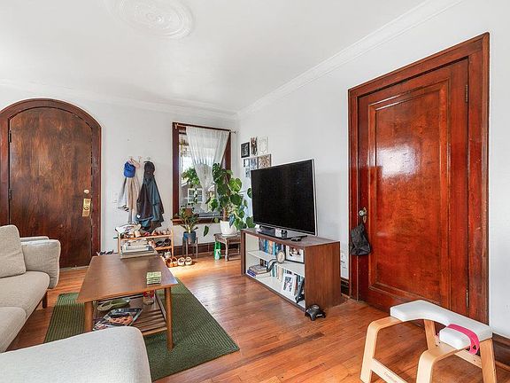 4th image of 6513 Hoffman Ave