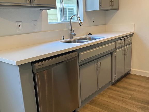 5th image of 5439 Whitsett Ave #13
