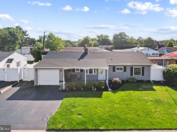 11 Peachtree Ln, Levittown, PA 19054