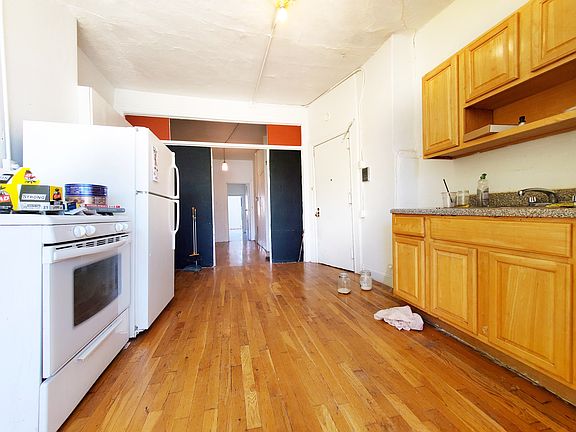 2nd image of 318 Jefferson St APT 3R