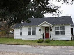 Adorable, 2/1 wood frame home inside the city limits of Woodville.