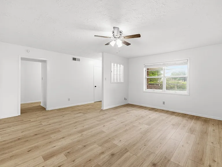301 N Manor Dr #B — Photo 2