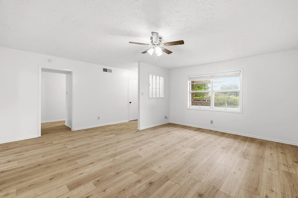 Building Photo - 301 N Manor Dr #B