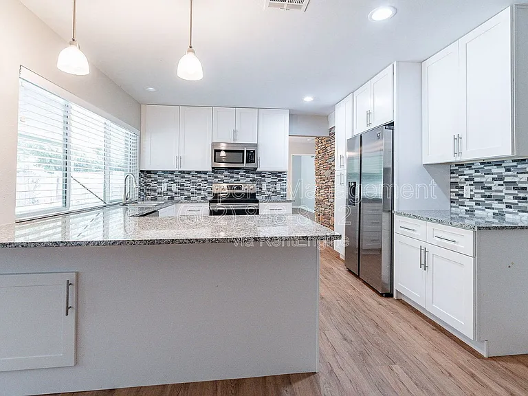 110 W Seldon Ln — Photo 17