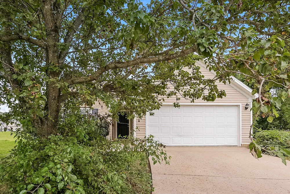 3 bed, 2.0 bath, 1321 sqft, $1,965 — Photo 1