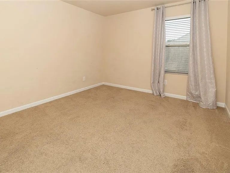 2084 Sawgrass Dr — Photo 13