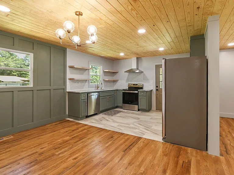 614 Holland Ct SW — Photo 4