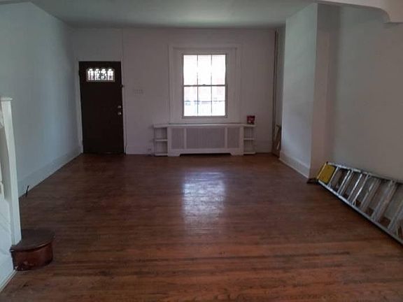 5th image of 920 E Woodlawn Ave
