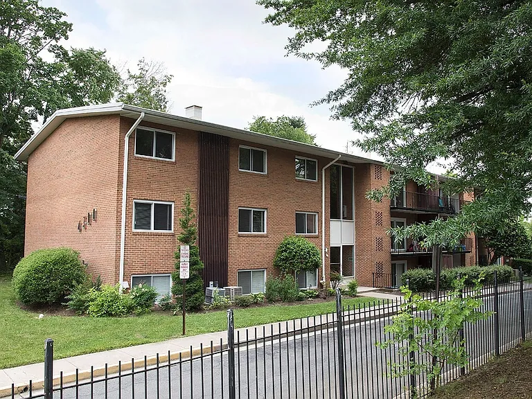 Columbia Courts Apartments — Photo 10