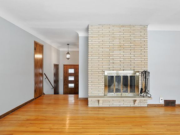 4th image of 2326 Gilbert Ln