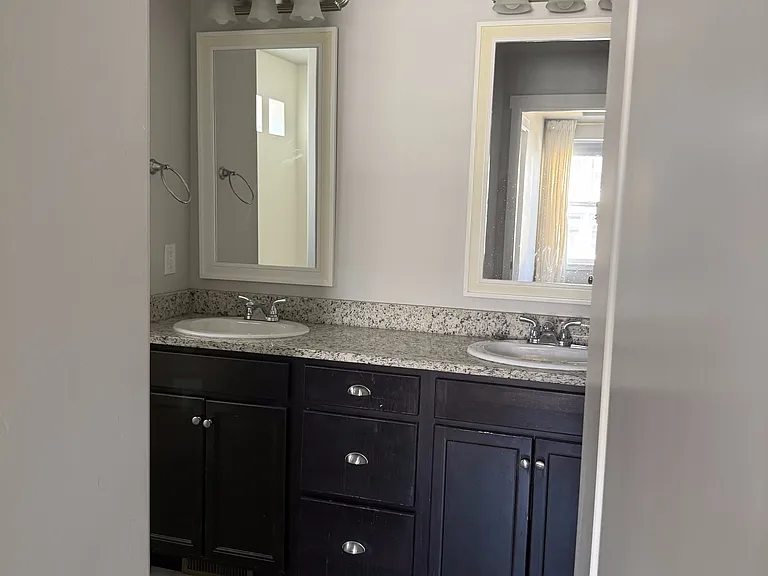 2543 N Drexler Dr — Photo 22