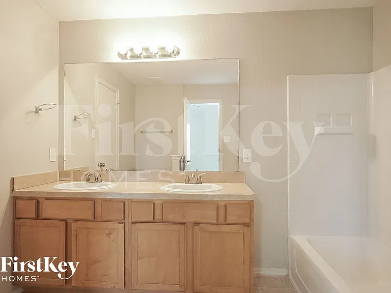 106 W Red Oak Ln — Photo 9