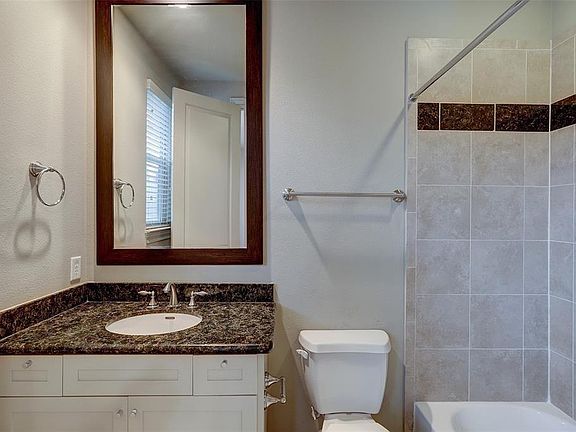 3rd image of 3142 Pemberton Walk