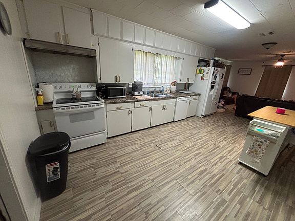 3rd image of 1205 Peach St