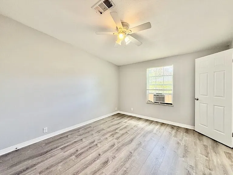990 E Bay St — Photo 32