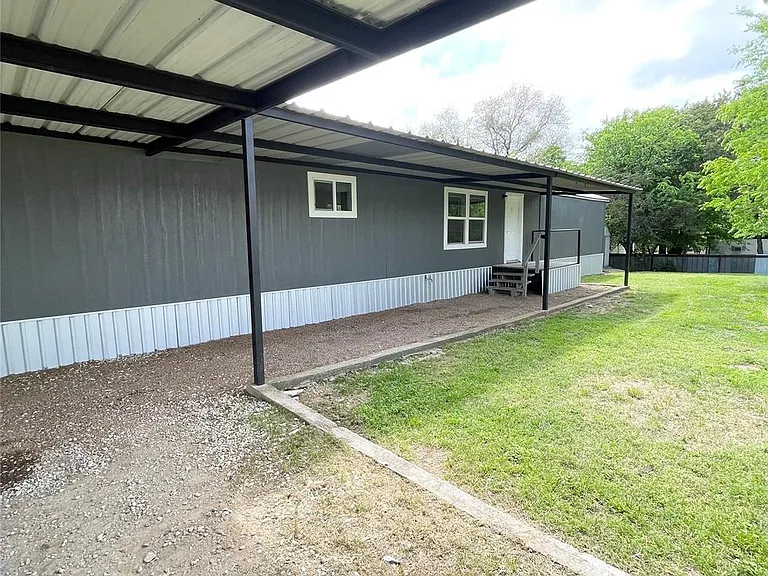 433 Capricorn Dr — Photo 3