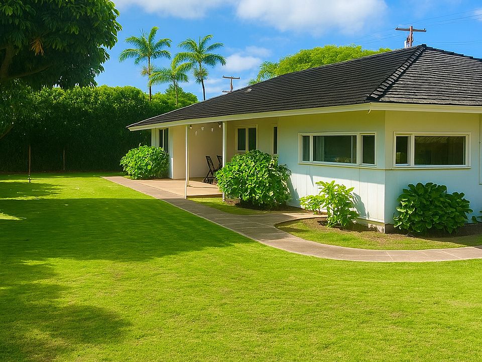 An oasis just a 2-minute walk from gorgeous Kahala Beach and only 10 minutes from the city!