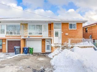 61 Songwood Dr #5, Toronto, ON M9M 1X4