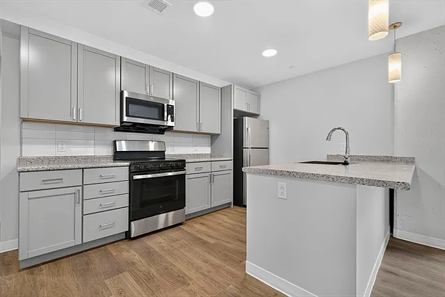 41 Lagrange Apartments — Photo 6