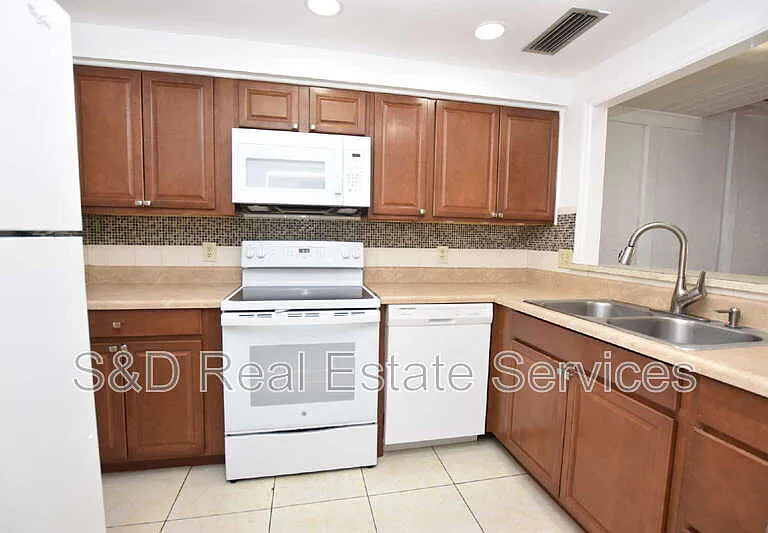 2221 9th St SE — Photo 2
