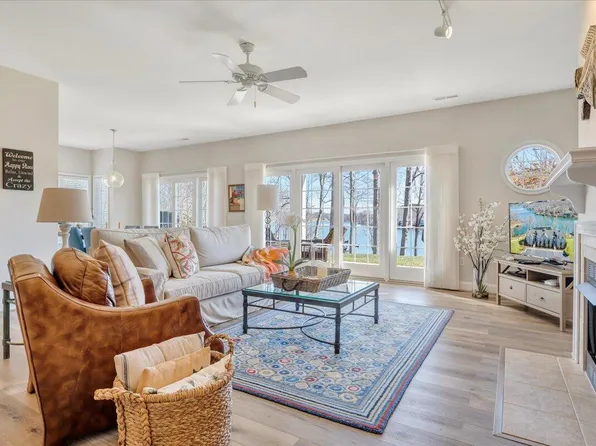 305 S Pointe Shore Dr, Moneta, VA 24121