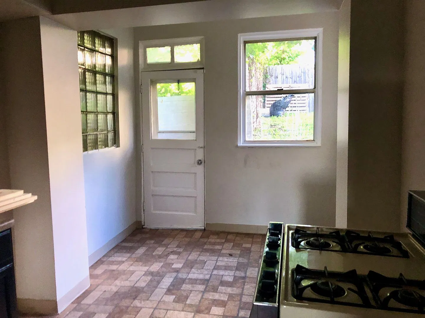 Swissvale * Beautiful & Spacious 3 Bedroom / 1.5 Bath House * Large Backyard * Pet Friendly * Ful... — Photo 4