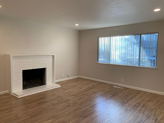 2nd image of 871 Burbank Dr APT 1