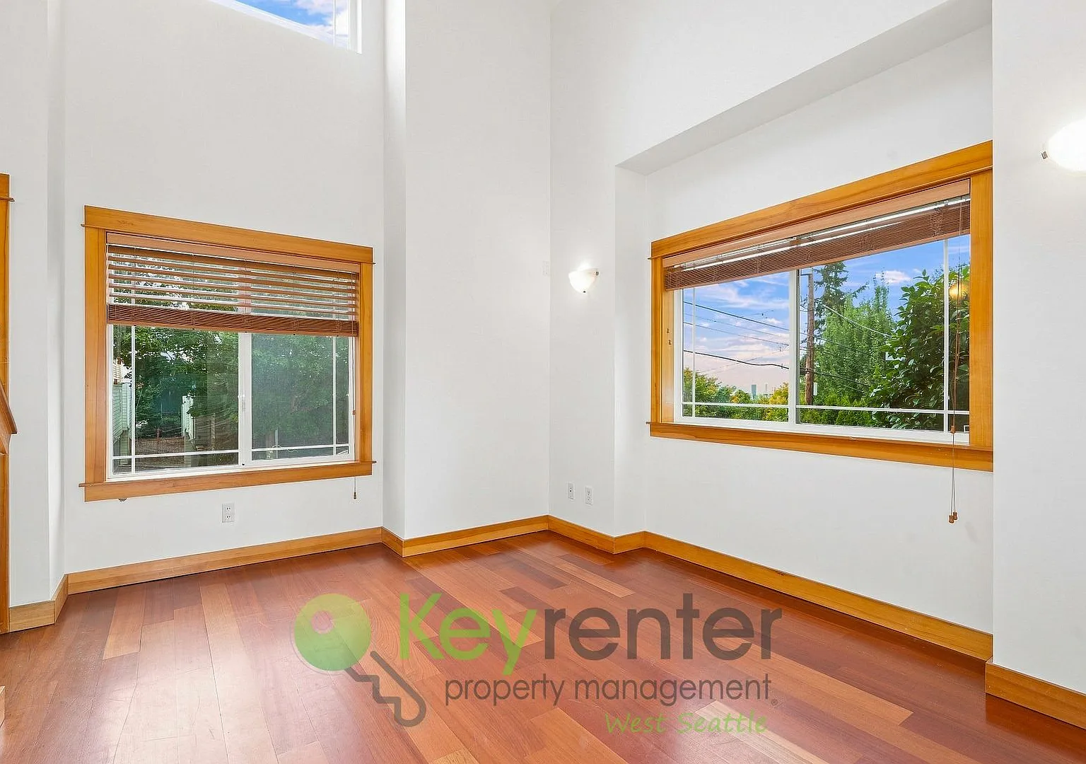 Elegant Corner Lot Home with Office and Patio — Photo 4